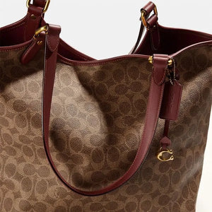 Coach Day Tote in Signature Canvas