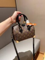 Louis Vuitton Cross Bag For Women - Image 13